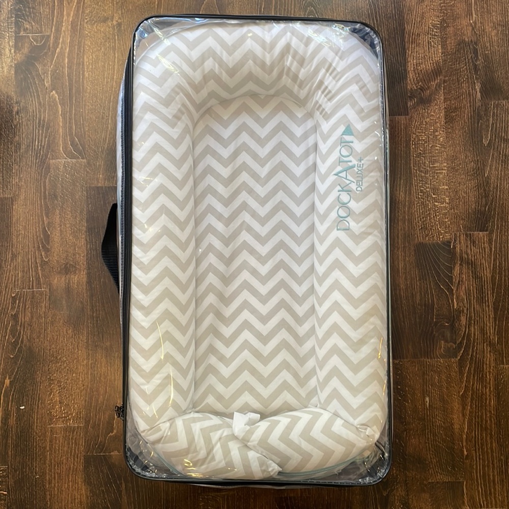 Dockatot Deluxe+ silver lining (chevron)